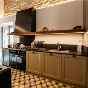  6 bedroom villa with heated pool in Modica, sleeps 18
